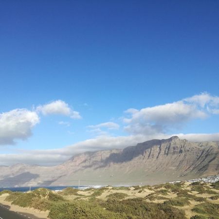 Surfhouse Hostel Famara Caleta De Famara ภายนอก รูปภาพ